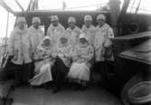 Röda korset, 1914-1918. Män och kvinnor i rödakorsuniform på ett båtdäck.