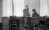 Röda korset, 1914-1918 En man och kvinna i ett kontorsliknande rum.