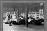 Röda korset, 1914-1918 Repro. En mängd rödakors personal, mest kvinnor i en sjuksal med patienter.