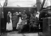 Röda korset, 1914-1918 Rödakorspersonal på ett båtdäck Röda korset, 1914-1918 Rödakorspersonal på ett båtdäck.