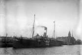 Röda korset. Personal gr. 1917-1918. Färjan AEOLUS i hamnen.