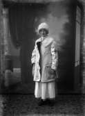 Röda korset. Personalgr. 1917-1918. Studioporträtt av kvinna i rödakorsuniform.