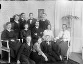 Josef Edhlund tillsammans med kvinnor och män, Östhammar, Uppland