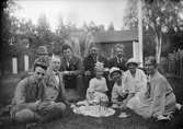Tonsättare Ruben Liljefors med familjen. Kaffepaus på gräsmattan ute i trädgården, sannolikt i Sverige