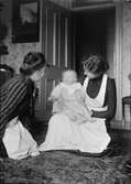 Två kvinnor med spädbarn i hemmet, i Sverige