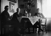 Från vänster Roland, Ruben, Alf och Ingemar Liljefors vid kaffebordet i samband med föräldrarnas, Christiane och Ruben Liljefors, bröllopsdag 30 maj, sannolikt Gävle 1919