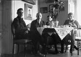 Från vänster Roland, Ruben, Alf och Ingemar Liljefors vid kaffebordet i samband med föräldrarnas, Christiane och Ruben Liljefors, bröllopsdag 30 maj, sannolikt Gävle 1919