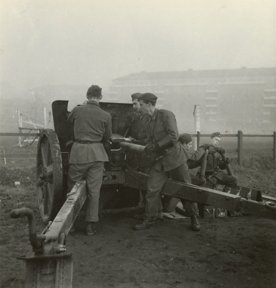 Lennart af Petersens, Piece sex cress with 7.5 cm cannon m/1902-33, Svea artillery regiment A 1, spring 1947.