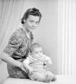 Mor med barn. Martin Lindberg, Lappstan, september 1944