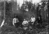 På Malungsskogen, avverkning för bränslekommissionen 1917, skogsarbetare Per Dammare (Flygar Per) med sönerna Hugo f. 1901, Harald f. 1898, och Herbert f. 1896