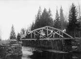 Gruppbild på bron vid Lillmon (Lessgråa