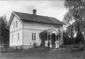 Lars och Marta Johansson med barnen Berta och Robert. Gårdens byggare var Ren Per Johansson, utflyttad till Värmland