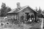 Ungdomarna från Risätra med Renströmska kamratgänget på väg till nykterhetsmöte på gränsgatan till Norge. Här ordnades troligen rast över natten, Skarsåsens fäbod