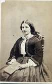 Mathilda Crohamn, (född Lönngren).
Hustru till musikprofessor J P Cronhamn, Stockholm. Gift 1855.
Text på fotots baksida: 