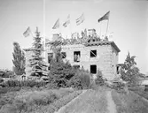 Direktör Janzon håller taklagsfest.