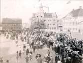 Procession på Stortorget, troligen 1905 då Stadshotellet ännu är oputsat.