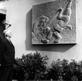 Otto Henriksson Valbergsängen betraktar en relief föreställande en svedjare, utförd av konstnären Paul Piltz på Lekvattnets skola. Dikten på densamma är skriven av bygdens egen skald, Axel Frithiofson.