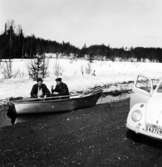Unik situation på vägen Lekvattnet - Ormhöjden. Vägmästarna Sven Nordqvist och Lars Olsson tar matrast i roddbåt som måste sättas in i uppröjning av snödammar.