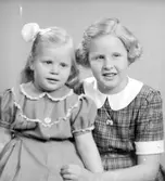 Flickorna Forsström. Foto i november 1951.

