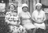 Tre Canadasystrar gästar hembygden.
Mrs Ida Williamson, 76
Mrs Emma Larson, 74
Mrs Johanna Mithaug, 72 från Assioniboia, Sakk, Canada.