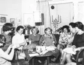 Medlemmar i Rädda barnens Torsbyavd. samlade till arbetsafton hos sekr. fru Eva-Lisa Henriksson.