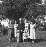 Olov och Anna Olovsson med familj omkr 1950-1952