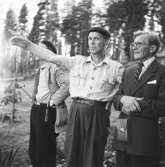 Trädsnidaren Vilhelm Martinsson pekar ut för konstnären Per Tellander t h, den storslagna utsikten vid Norra Lövberget.