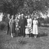 Olov och Anna Olovsson med familj