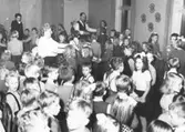 Julgransfest. Folkskoll. Artur Kihlberg och fru Elin Lundin tjänstgör som lekledare.