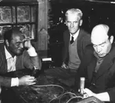 Konselj på högsta nivå i republiken Käckåsen. Fr. v. utrikesministern Erik Goland, presidenten Einar Johannesson, (Einar ve Källar) samt finansminister Erik Johansson, (Erik ve Nischan).