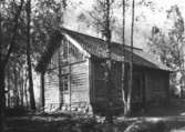 Kärråsstugan, flyttad till Kollsberg från den s.k. Raktomten i Västanvik. Riven 29/10 1923 och flyttad samma år.