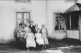 Övre raden fr.v: Nanny Martinsson, Edit Jonsson, Johan Olsson, Alma Olsson (fru till Johan), Anna Eriksson, Kristen.
Nedre raden fr.v: Lars Martinsson, Göran Martinsson (Lars och Göran är barn till Nanny), Alma Olsson, V:a Boa, Karin Jonsson.