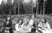 Plantsättarlag.
Fr.v: Solveig Andersson, Öjeberget
         Valborg Jansson, S:a Finnskoga
         Ellen Persson, S:a Finnskoga
         Ida Axelsson, Kringsberget
        Margit Persson, Kärnfall f. 1935
Fotot taget på 1950-talet.