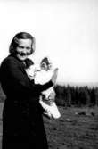 Ester Nilsson med sonen Åke f 1936
