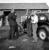 Från vänster:
Julius Mägiste professor
Emil Henriksson f. 1874 i Rävberg, S:a Viggen, Nyskoga (delvis skymd)
Henrik Mattsson f. 1866 i Berg , Nyskoga
Sigurd Bograng