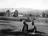 Gunnar och Dagny Thorsen utanför sitt hem i Vålberget, Norge