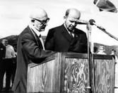 Avtäckning av släktnamnsstenen vid Röjden. Sigurd Bograng till vänster.