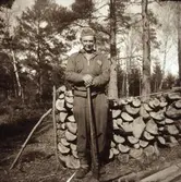 Kloar-Erik i skogen vid en vedlana.