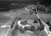 Flygfoto över Byarums kyrka i Vaggeryds kommun Nr. h 1911.