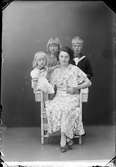 Kvinna och tre barn, Östhammar, Uppland