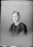Ateljéporträtt - Wera, Östhammar, Uppland 1924