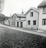 Stadsvy med bostadshus med både puts och träfasad.