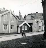 Stadsvy bostadshus och barn på gatan.