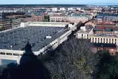 Stadsvy, över Domus parkering och affärshusen kring stor torget.