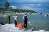 Pojkar på bryggan i Säljemar.