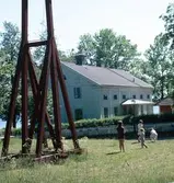 Hus och lekande barn
