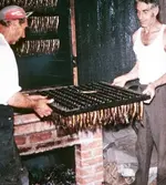 Rolf Möller röker fisk på Eskön