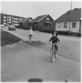 Vänersborg, Ringgatan. Kerstin cyklar