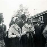 Kvinnor iförda folkdräkter på en hembygdsfest i Emmaboda 1940.