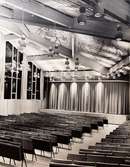 Interiörfotografi av Fässbergsgymnasiets aula i Mölndal, ca 1963-1966. Arktitekt är Jan Wallinder. I taket ses målningen 